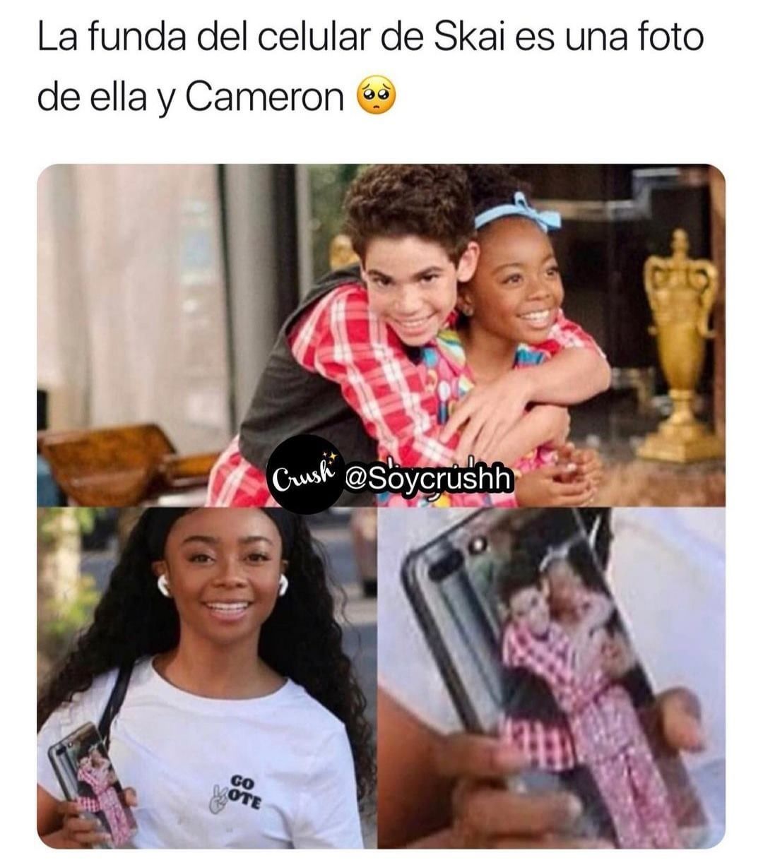 La funda del celular de Skai es una foto de ella y Cameron.