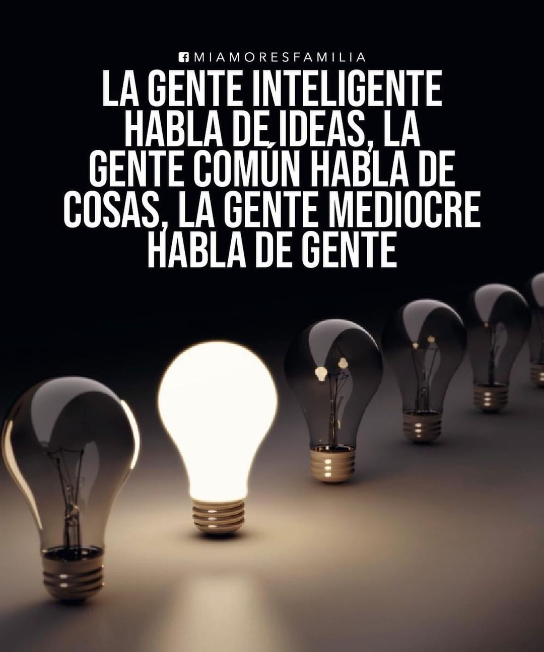 La gente inteligente habla de ideas, la gente común habla de cosas, la gente mediocre habla de gente.