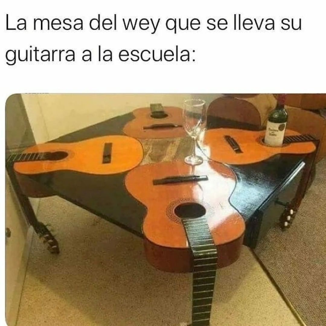 La mesa del wey que se lleva su guitarra a la escuela.
