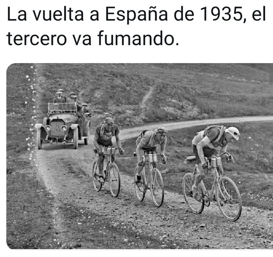 La vuelta a España de 1935, el tercero va fumando.
