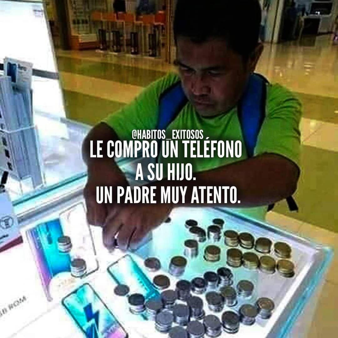 Le compró un teléfono su hijo. Un padre muy atento.