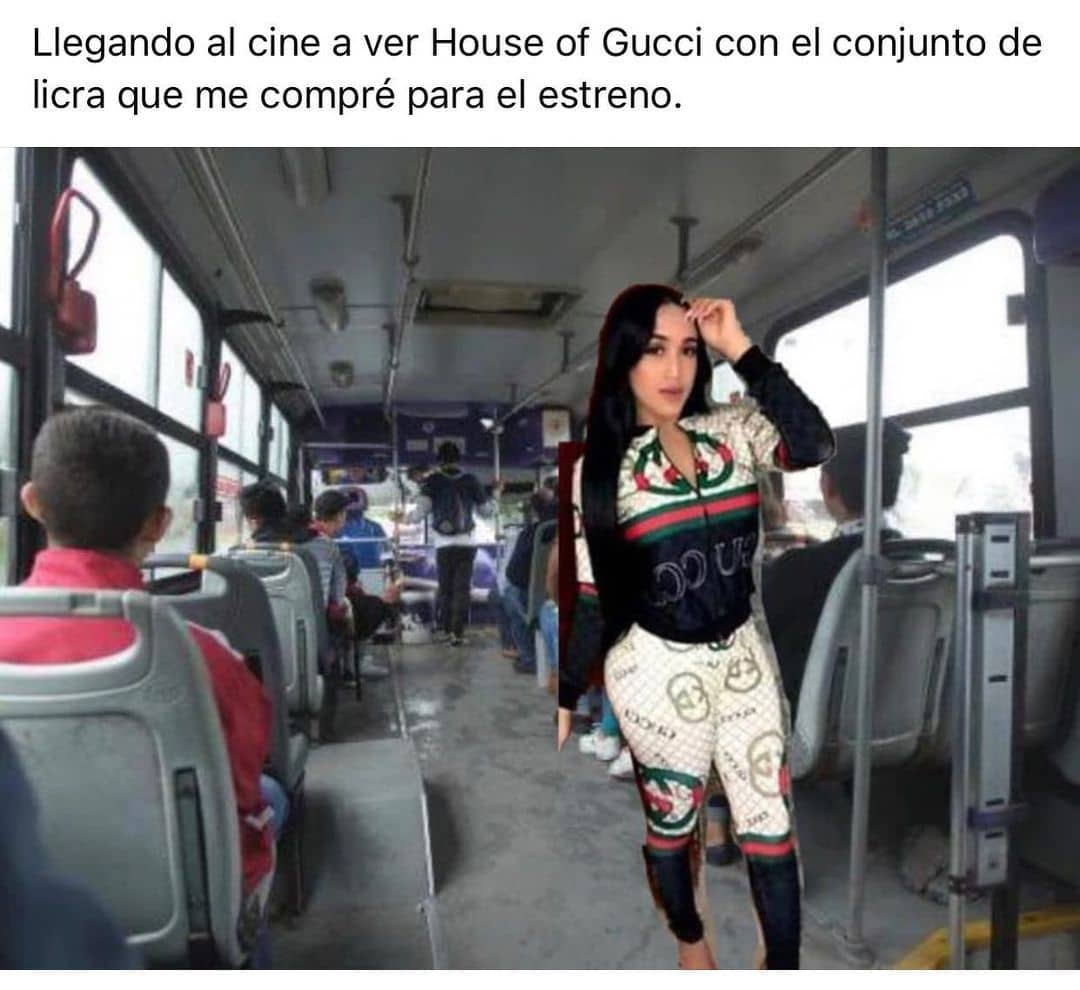 Llegando al cine a ver House of Gucci con el conjunto de licra que me compré para el estreno.