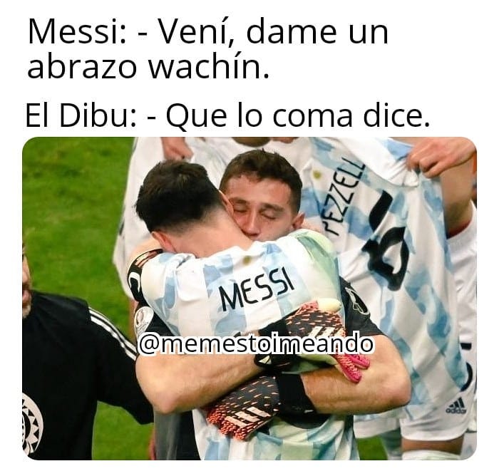 Messi: Vení, dame un abrazo wachín. El Dibu: Que lo coma dice.