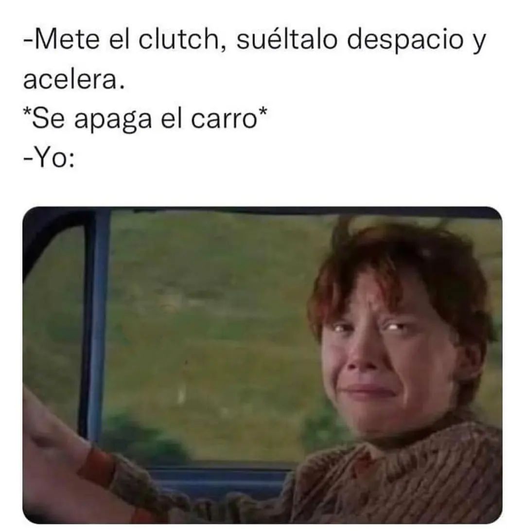 Mete el clutch, suéltalo despacio y acelera. *Se apaga el carro* Yo: