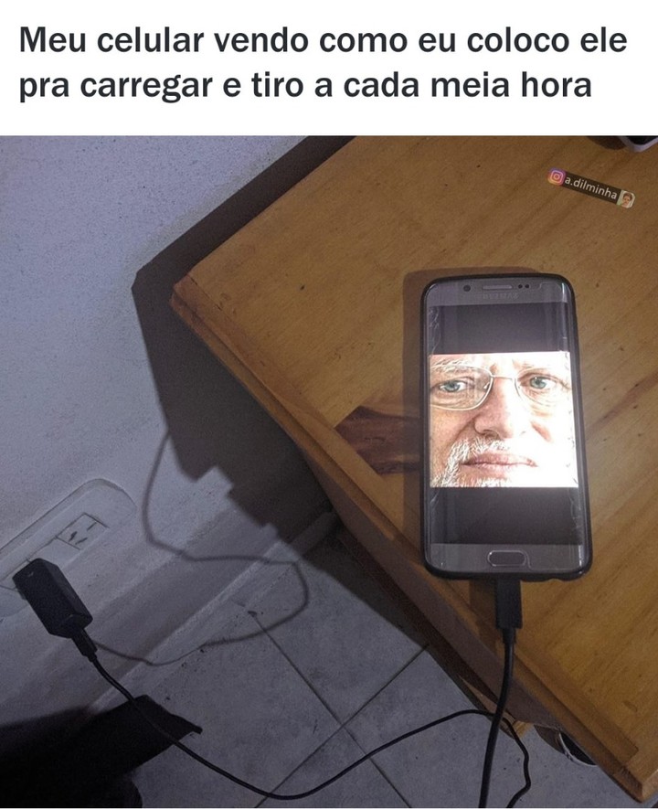 Meu Celular Vendo Como Eu Coloco Ele Pra Carregar E Tiro A Cada Meia