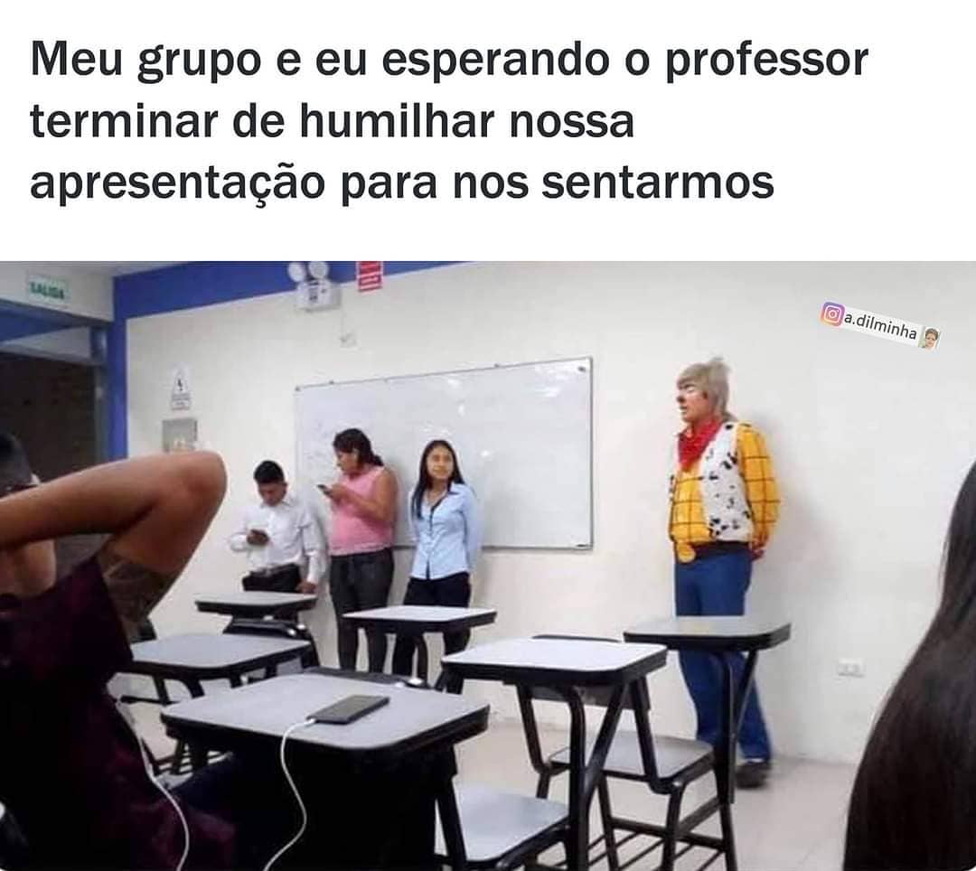 Meu grupo e eu esperando o professor terminar de humilhar nossa apresentação para nos sentarmos.