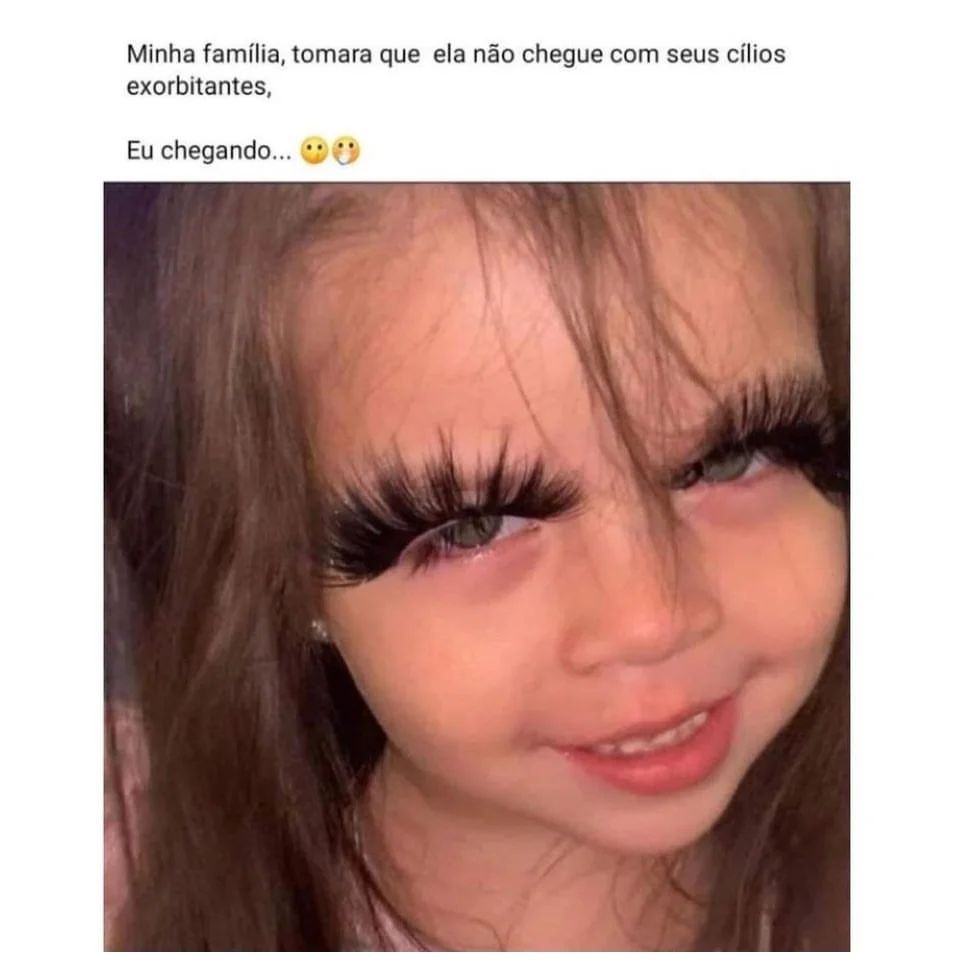 Minha família, tomara que ela não chegue com seus cílios exorbitantes. Eu chegando..