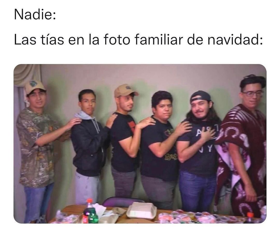 Nadie:  Las tías en la foto familiar: