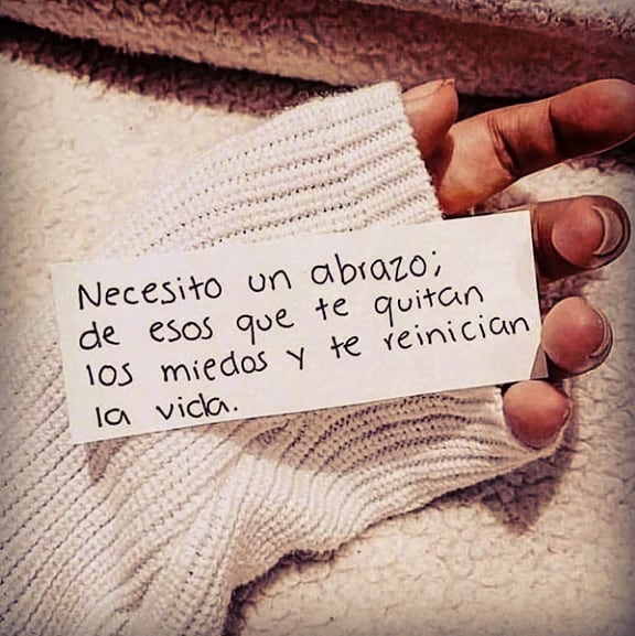 Necesito un abrazo de esos que te quitan los miedos y te reinician la vida.