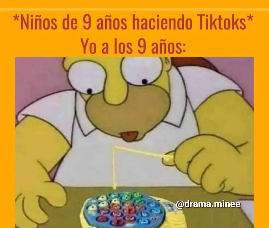 *Niños de 9 años haciendo Tiktoks* Yo a los 9 años: