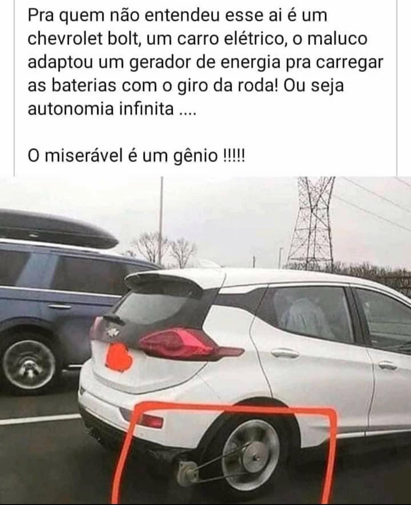 Pra quem não entendeu esse ai é um chevrolet bolt, um carro elétrico, o maluco adaptou um gerador de energia pra carregar as baterias com o giro da roda! Ou seja autonomia infinita.  O miserável é um gênio!!!