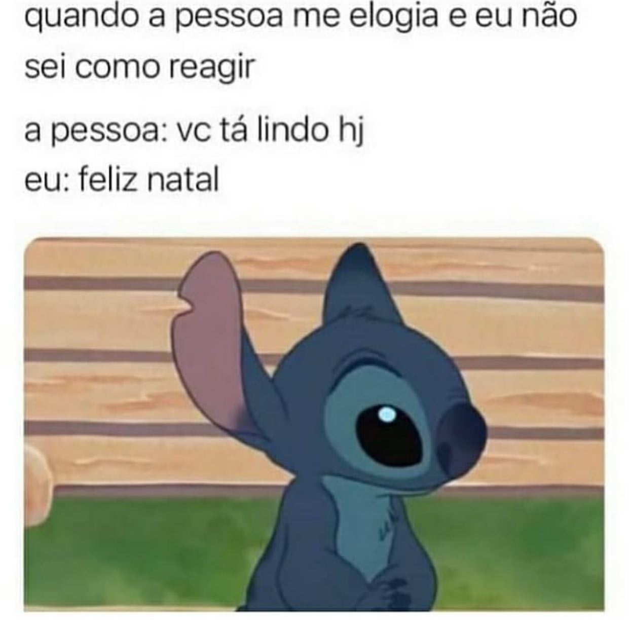 Quando a pessoa me elogia e eu não sei como reagir.  A pessoa: vc tá lindo hj.  Eu: feliz natal.