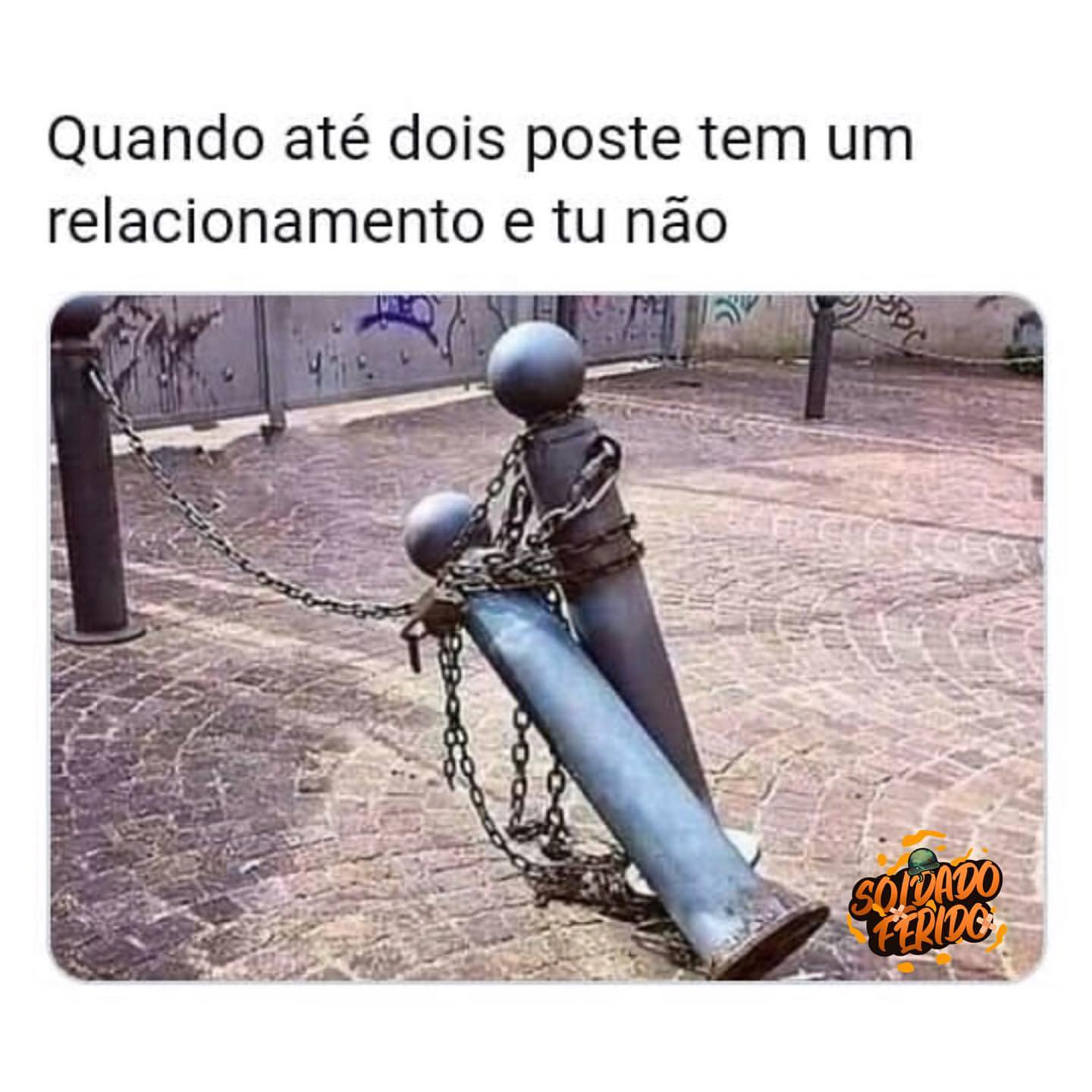 Quando até dois poste tem um relacionamento e tu não.