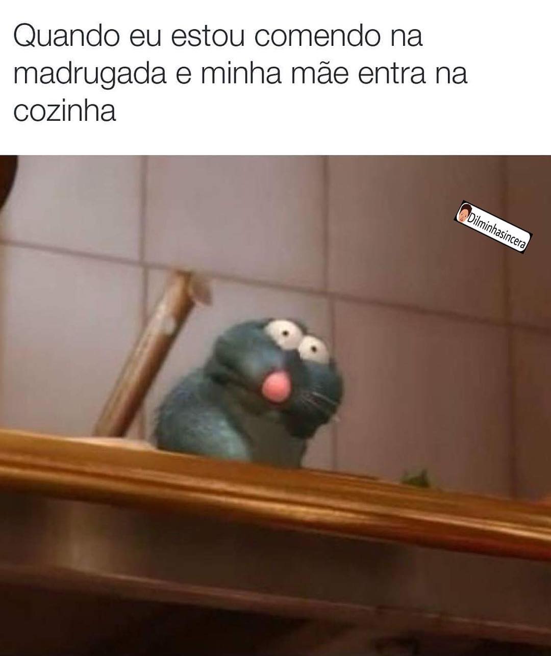 Quando eu estou comendo na madrugada e minha mãe entra na cozinha.