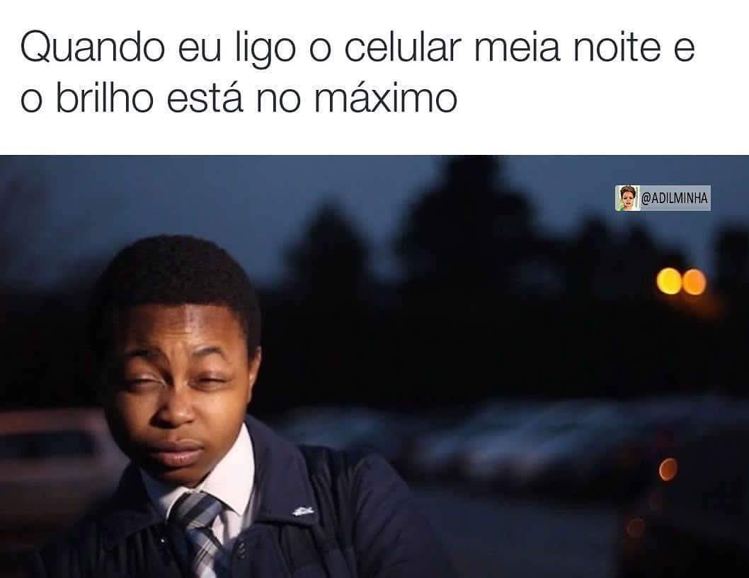 Quando eu ligo o celular meia noite e o brilho está no máximo.