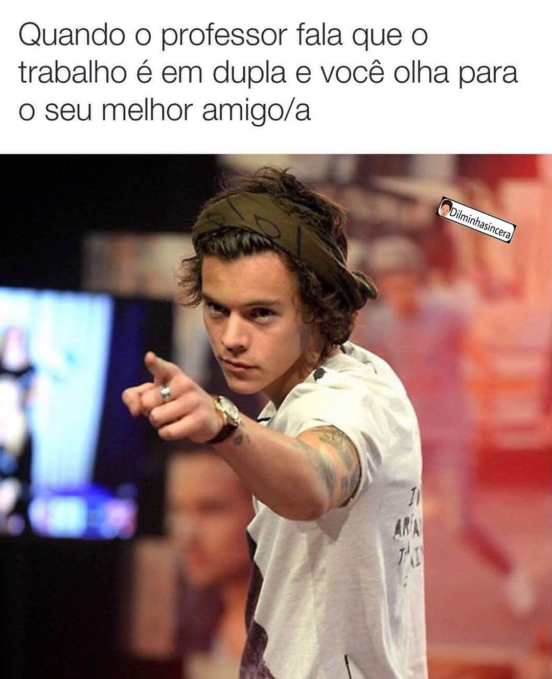 Quando o professor fala que o trabalho é em dupla e você olha para o seu melhor amigo/a.