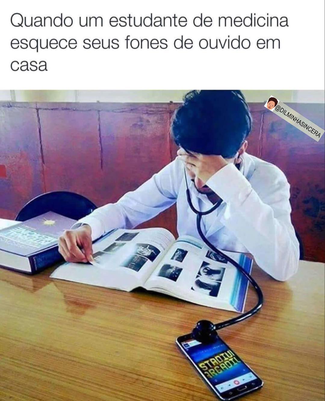 Quando um estudante de medicina esquece seus fones de ouvido em casa.