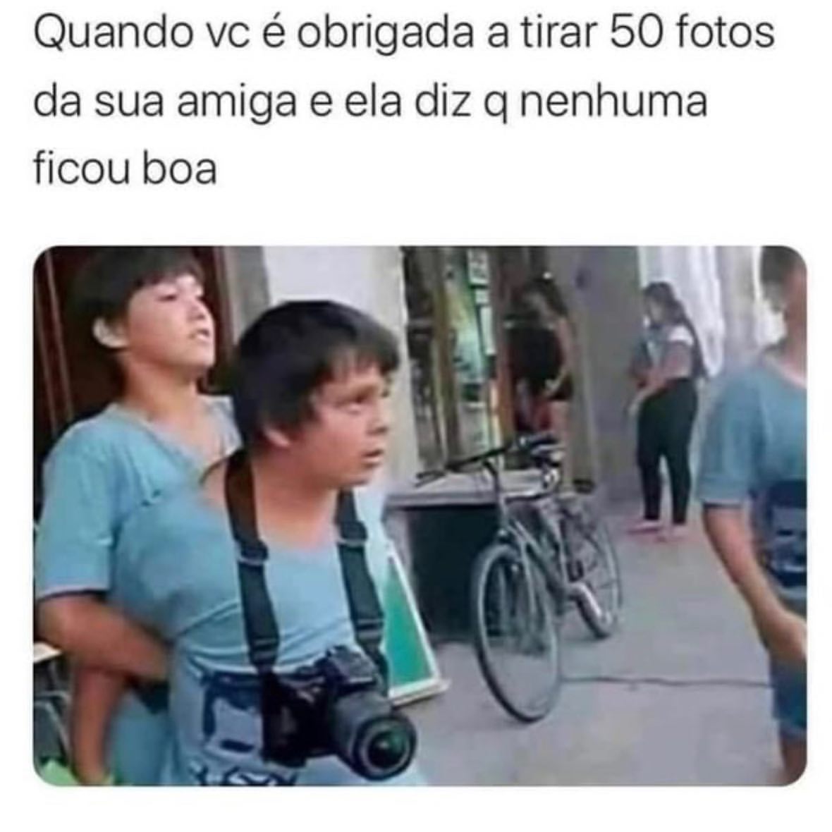 Quando vc é obrigada a tirar 50 fotos da sua amiga e ela diz q nenhuma ficou boa.