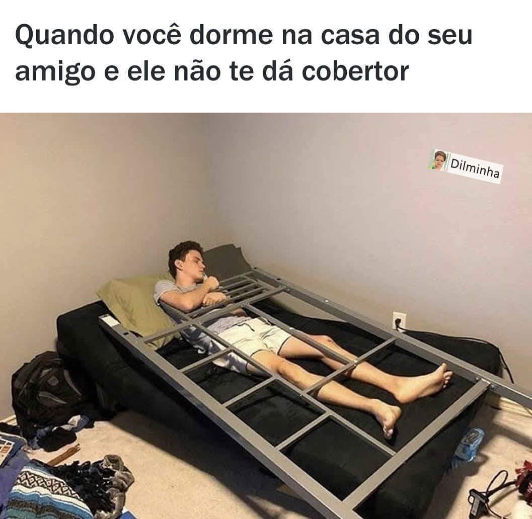 Quando você dorme na casa do seu amigo e ele não te dá cobertor Memes