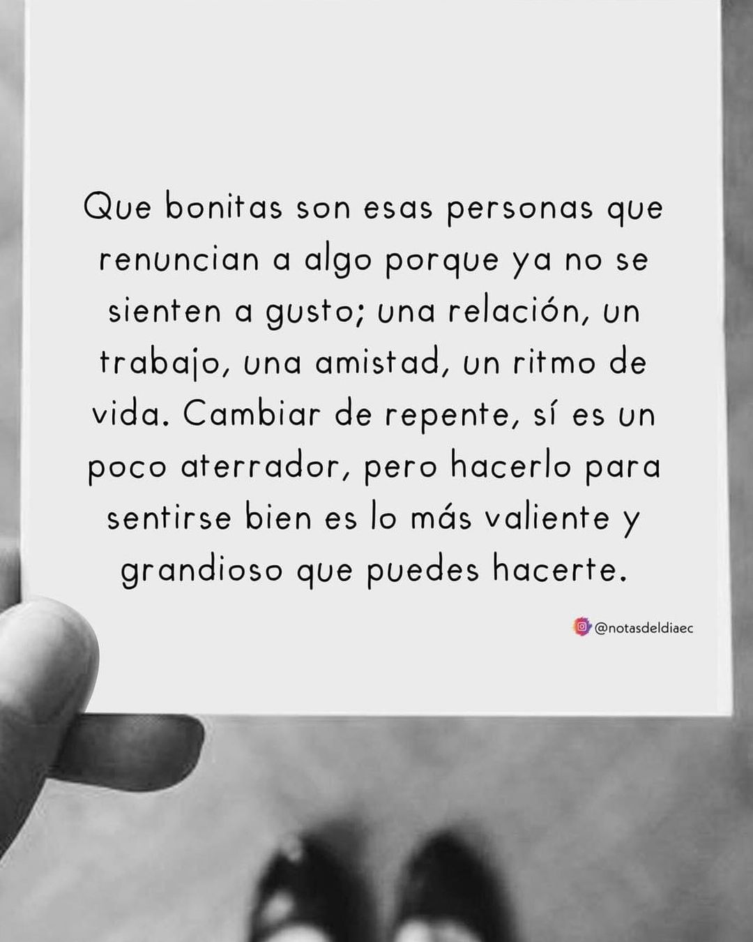 Que bonitas son esas personas que renuncian a algo porque ya no se sienten a gusto; una relación, un trabajo, una amistad, un ritmo de vida. Cambiar de repente, sí es un poco aterrador, pero hacerlo para sentirse bien es lo más valiente y grandioso que puedes hacerte.