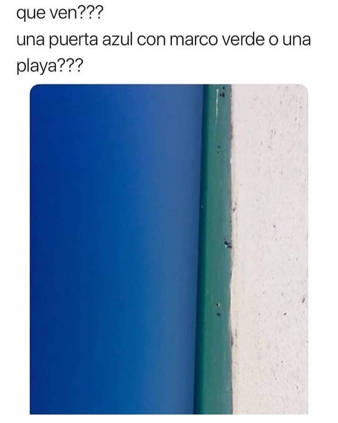 Que ven??? Una puerta azul con marco verde o una playa???