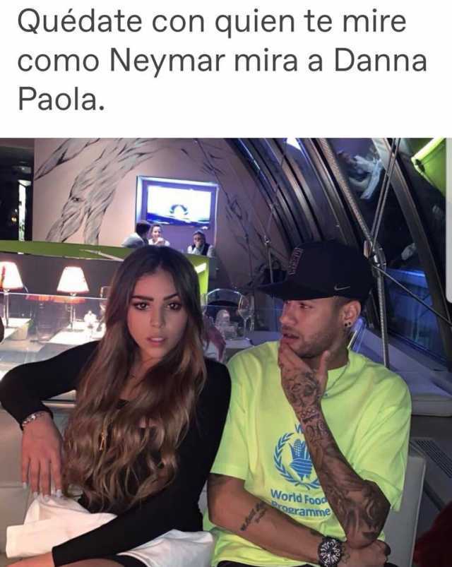 Quédate con quien te mire como Neymar mira a Danna Paola.