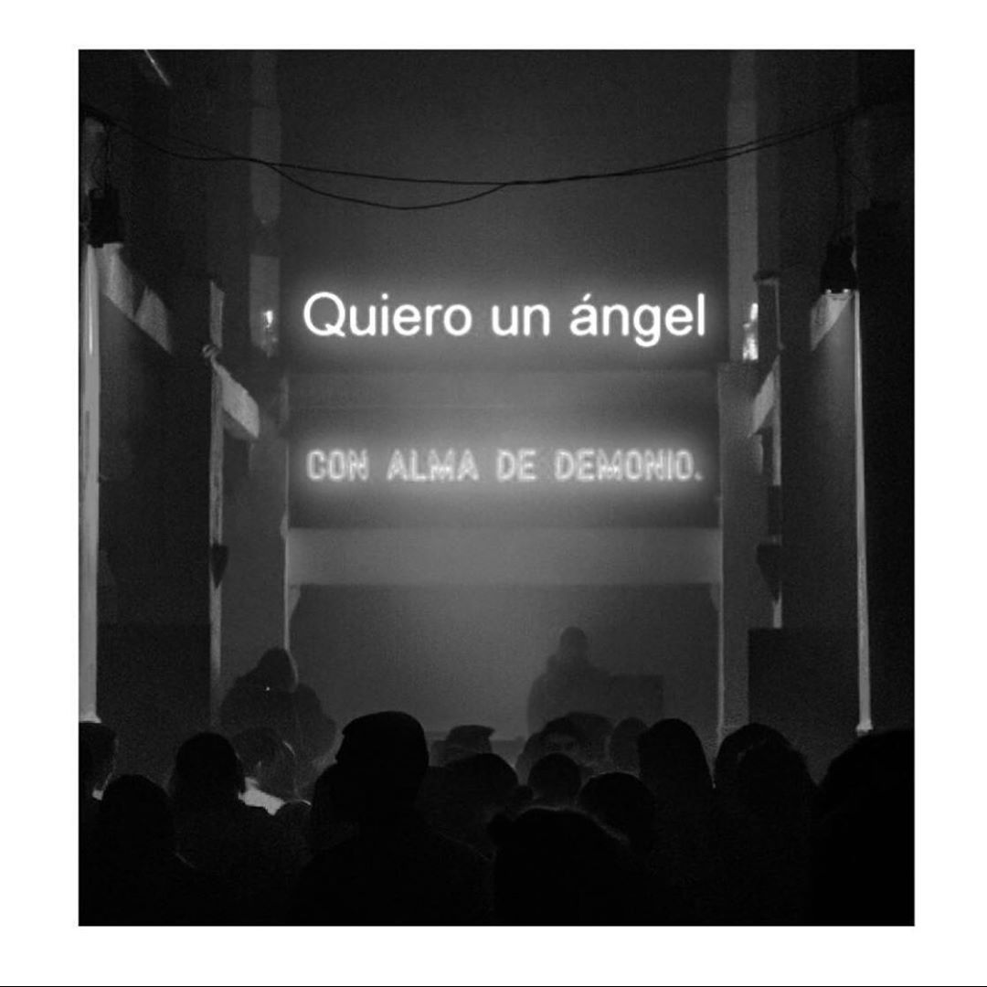 Quiero un ángel con alma de demonio. - Frases