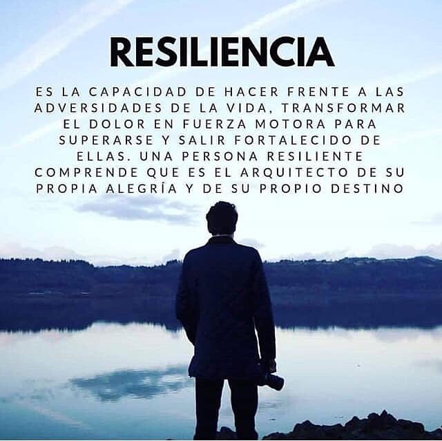 Resiliencia es la capacidad de hacer frente a las adversidades de la vida, transformar el dolor en fuerza motora para superarse y salir fortalecido de ellas. Una persona resiliente comprende que es el arquitecto de su propia alegría y de su propio destino.