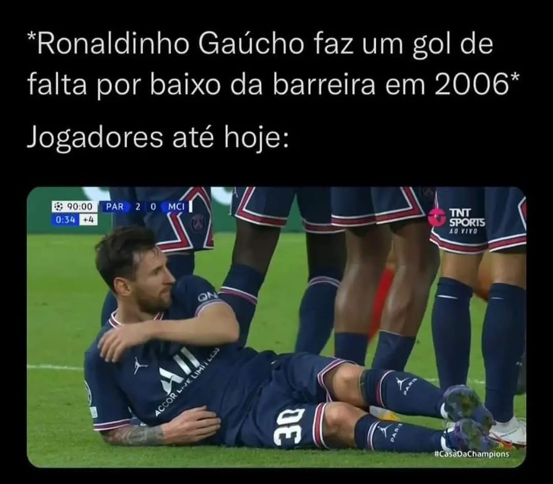 Ronaldinho Gaúcho faz um gol de falta por baixo da barreira em 2006. Jogadores até hoje: