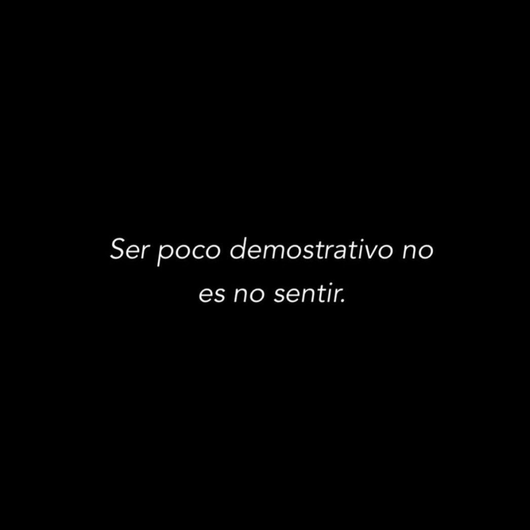 Ser poco demostrativo no es no sentir. - Frases