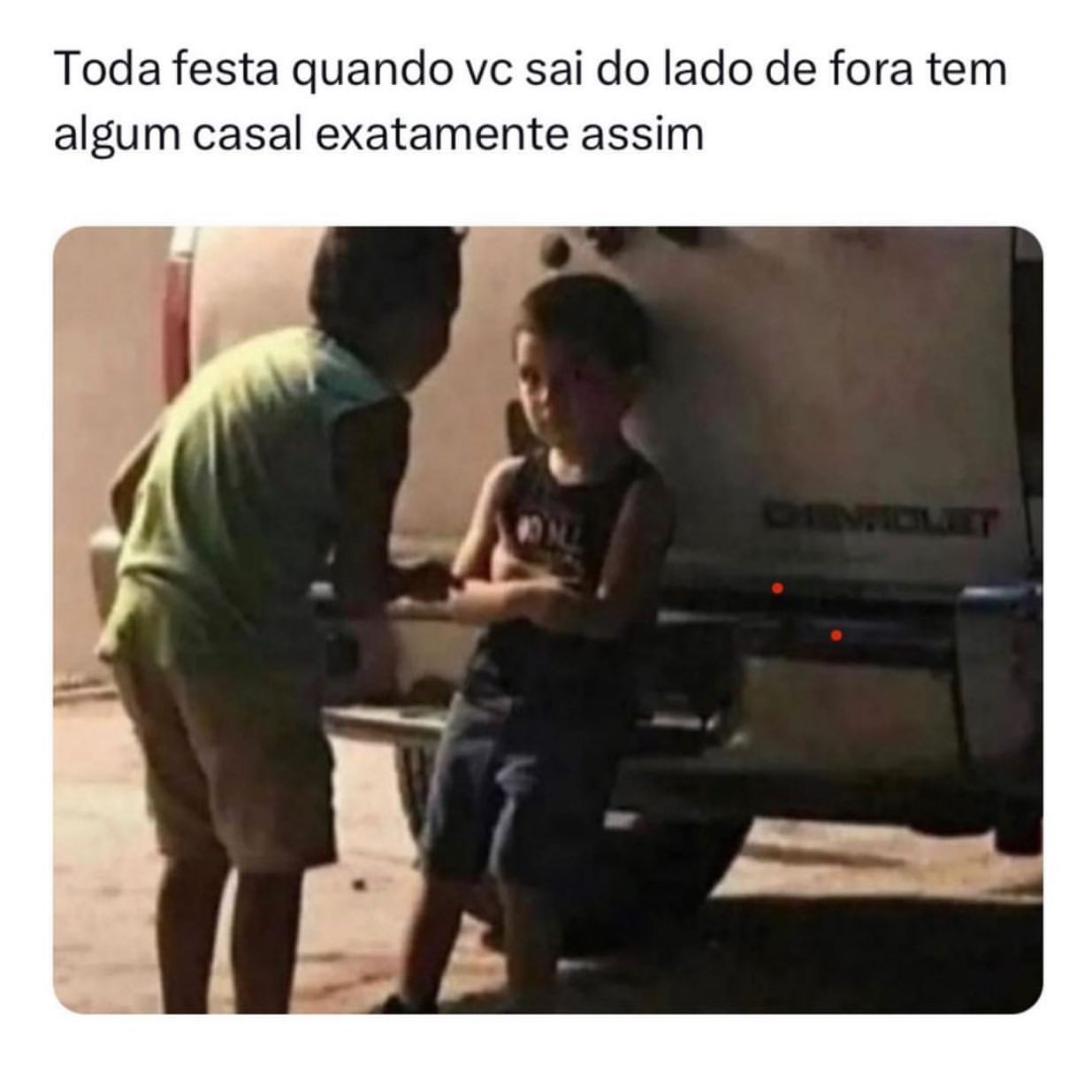 Toda festa quando vc sai do lado de fora tem algum casal exatamente assim.