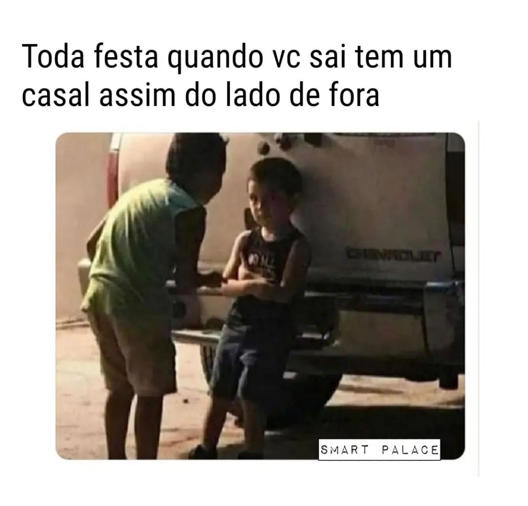 Toda festa quando vc sai tem um casal assim do lado de fora.