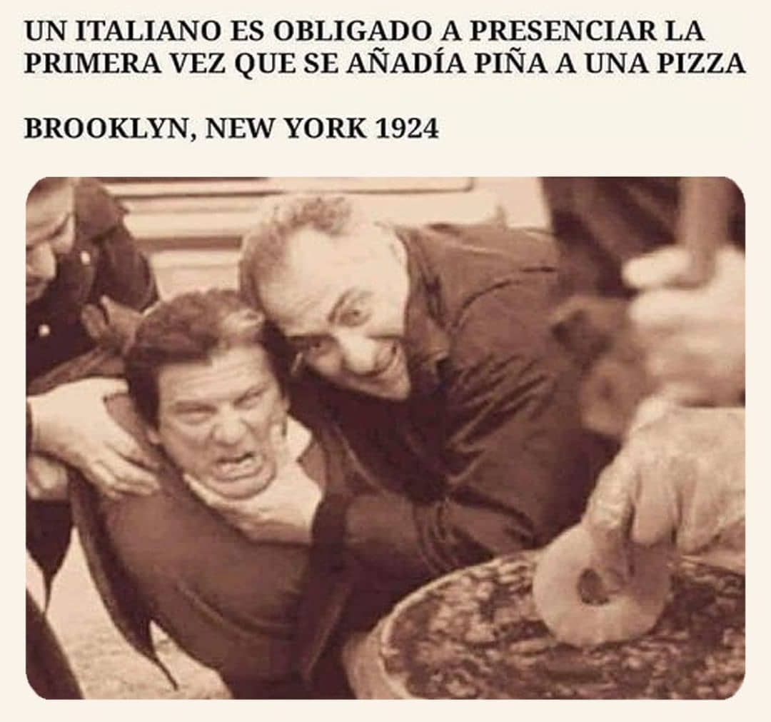 Un italiano es obligado a presenciar la primera vez que se añadía piña a una pizza Brooklyn, New York 1924.
