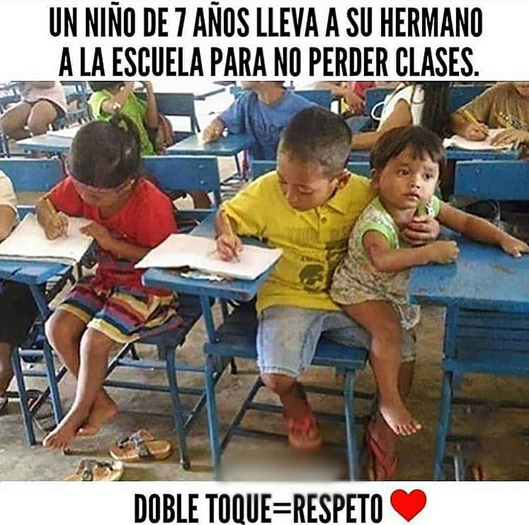Un niño de 7 años lleva a su hermano a la escuela para no perder clases. Doble toque = respeto.
