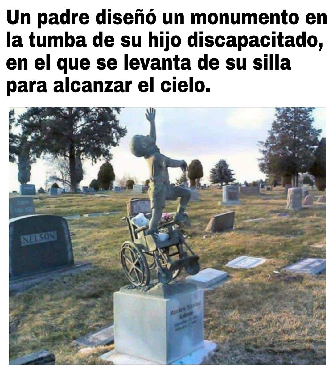 Un padre diseñó un monumento en la tumba de su hijo discapacitado, en el que se levanta de su silla para alcanzar el cielo.