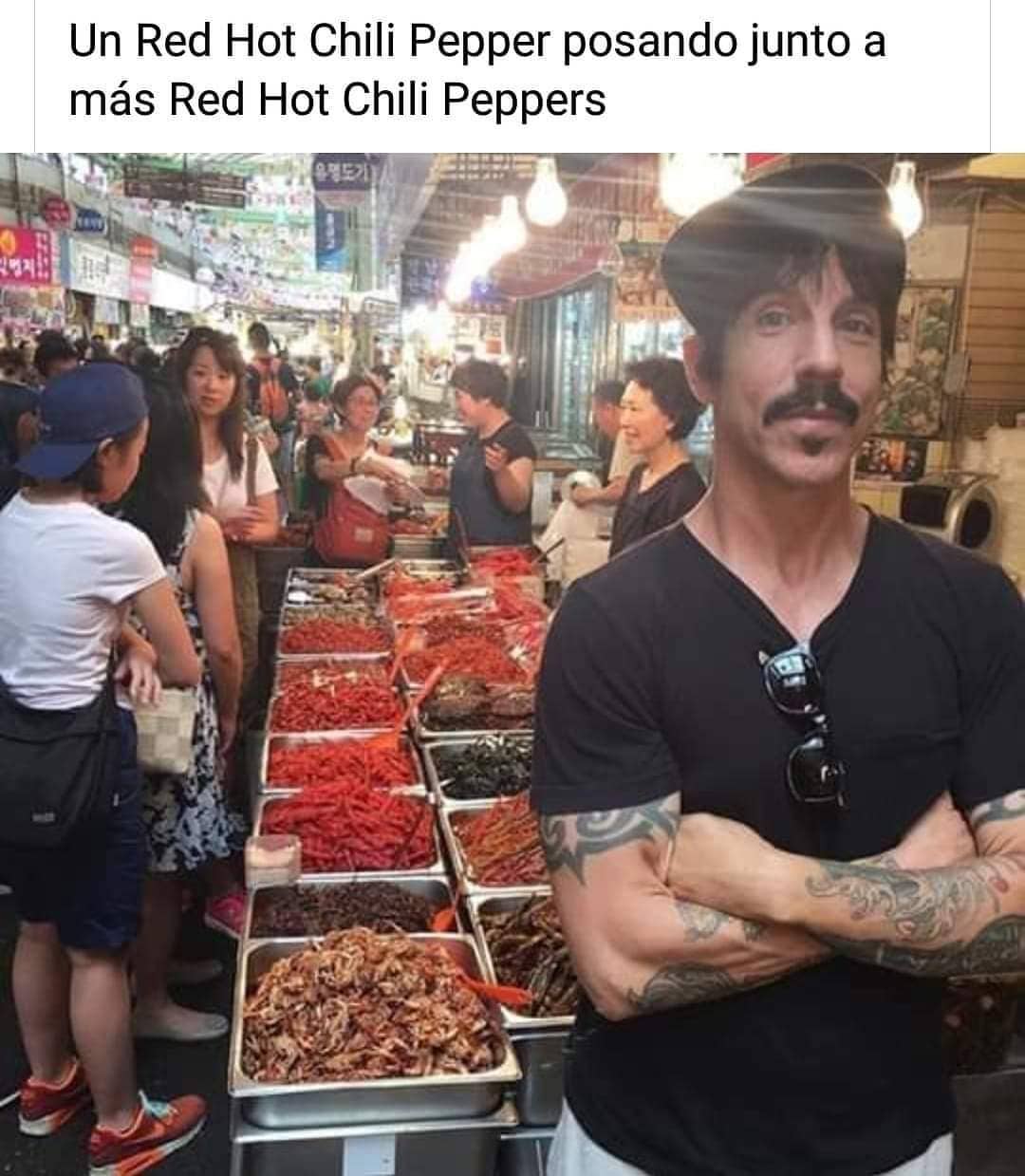 Un Red Hot Chili Pepper posando junto a más Red Hot Chili Peppers.