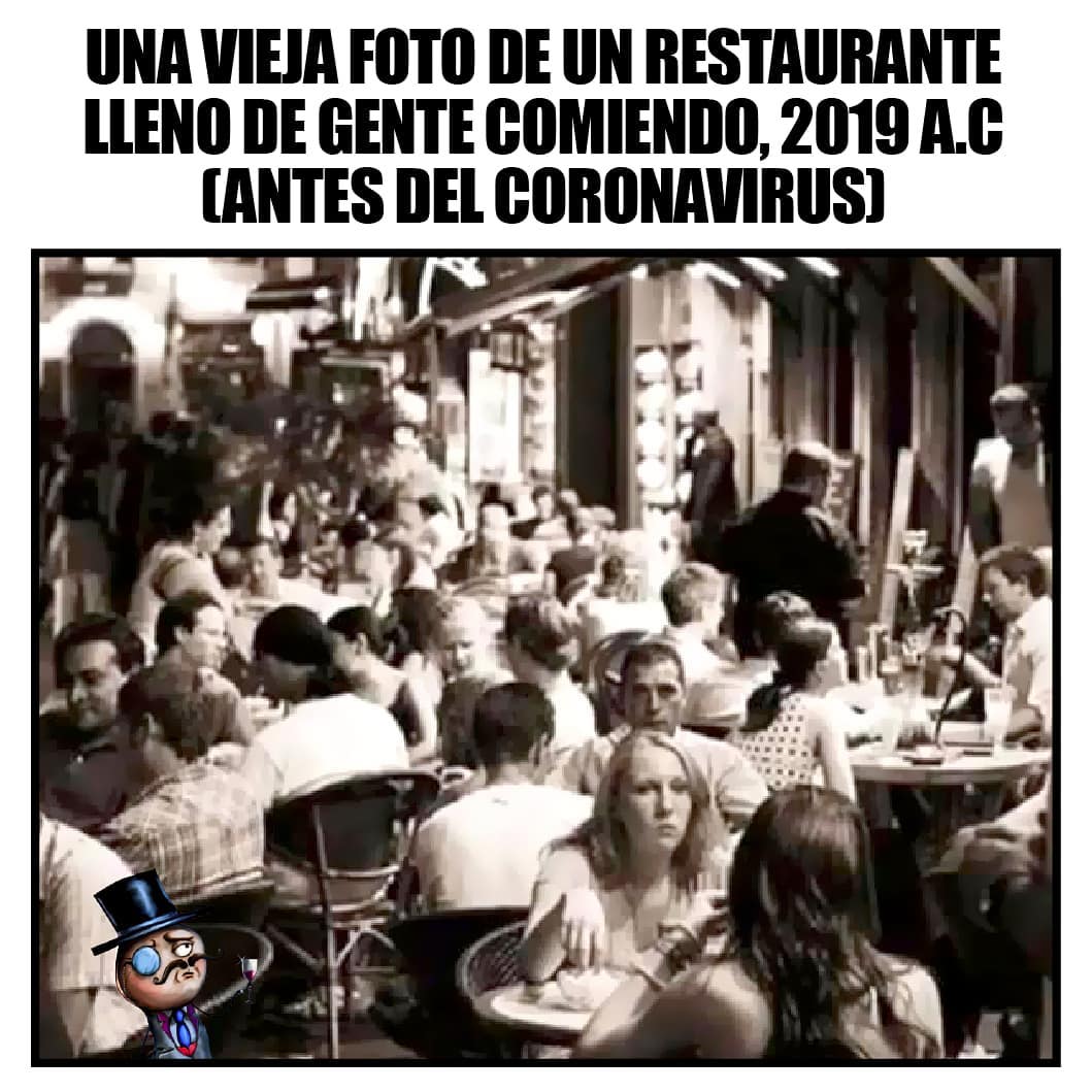 Una vieja foto de un restaurante lleno de gente comiendo, 2019 a.c (Antes del coronavirus)