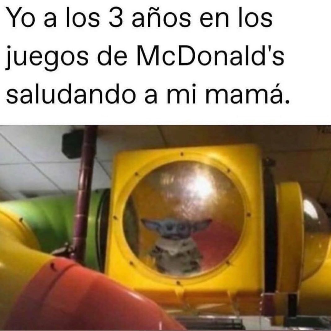 Yo a los 3 años en los juegos de McDonald's saludando a mi mamá.