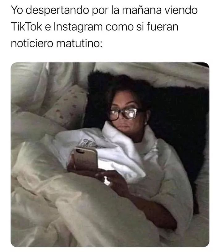 Yo despertando por la mañana viendo TikTok e Instagram como si fueran noticiero matutino: