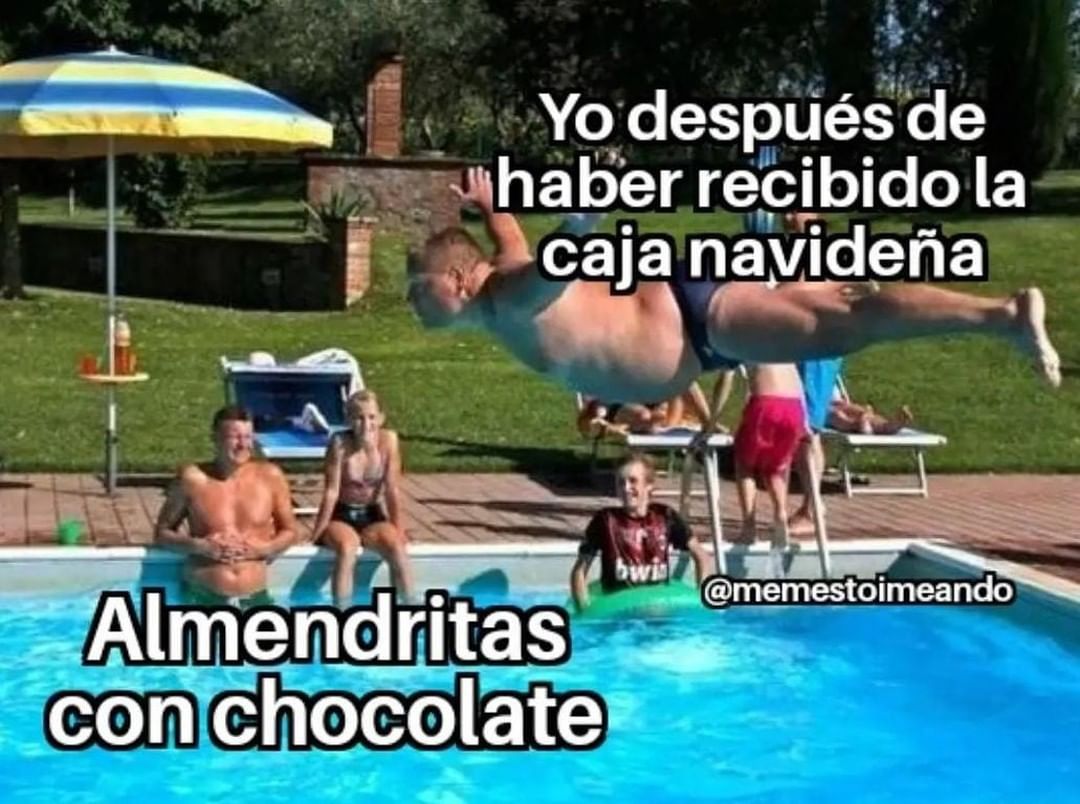 Yo después de haber recibido la caja navideña.  Almendritas con chocolate.