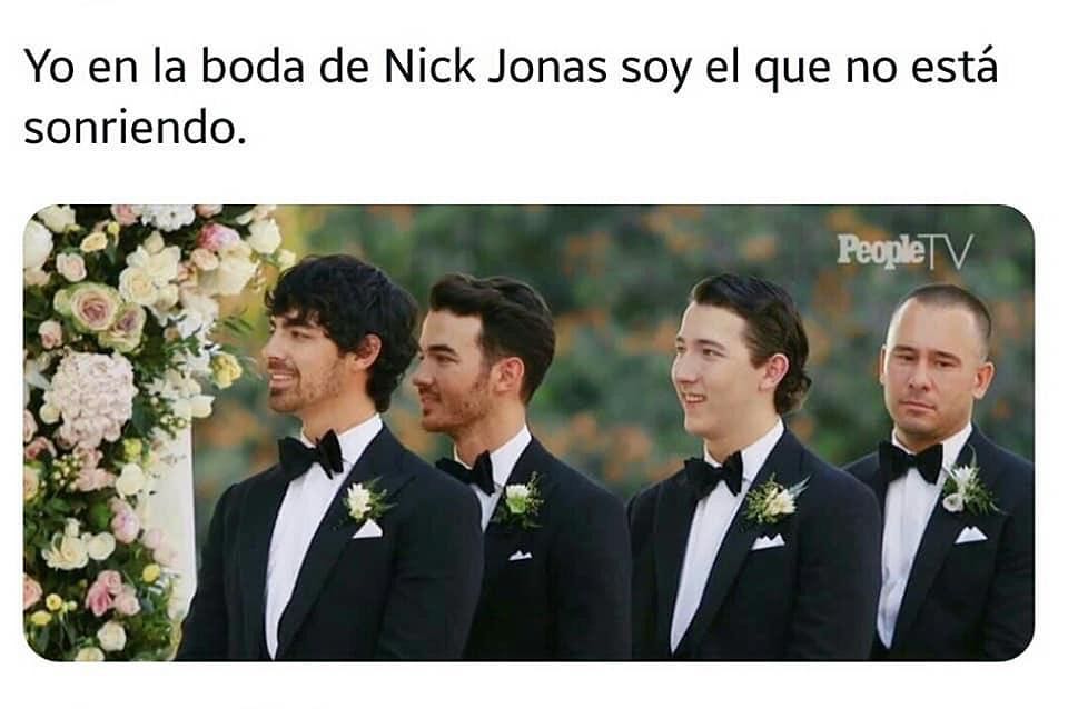 Yo en la boda de Nick Jonas soy el que no está sonriendo.
