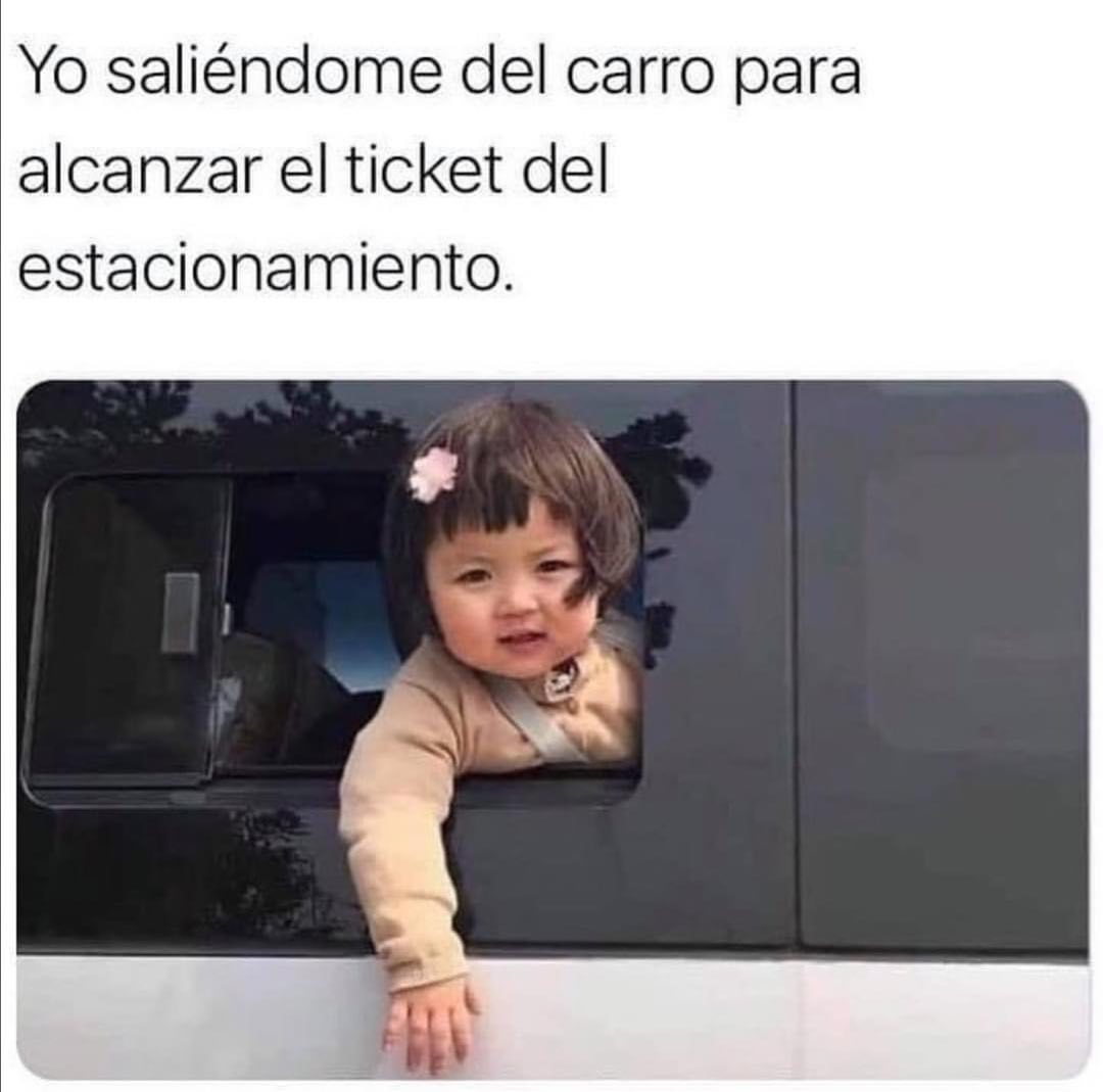 Yo saliéndome del carro para alcanzar el ticket del estacionamiento.