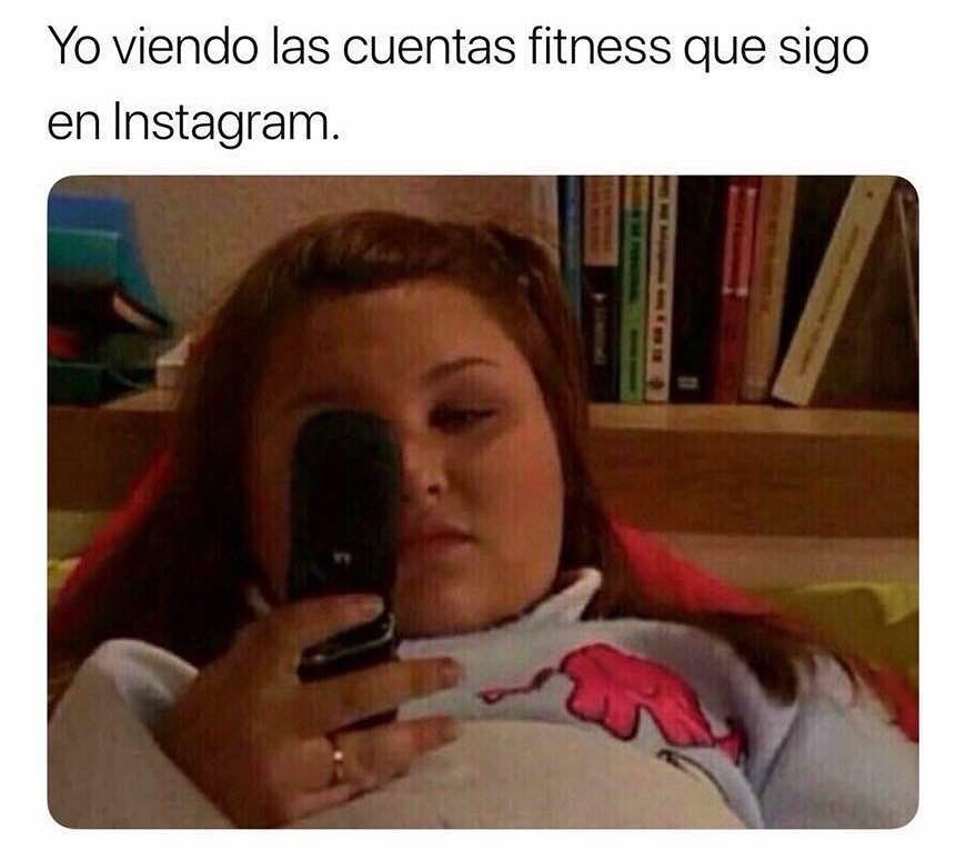 Yo viendo las cuentas fitness que sigo en Instagram.