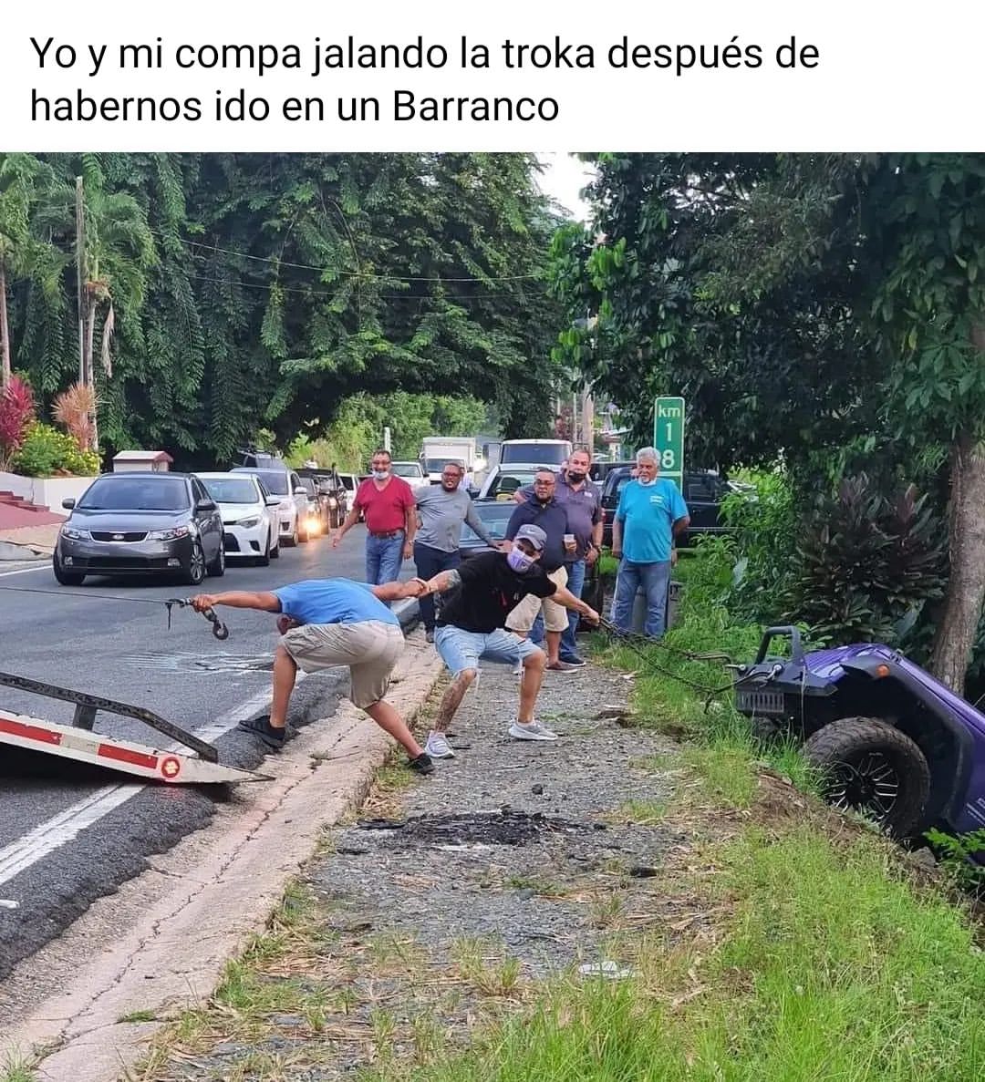 Yo y mi compa jalando la troka después de habernos ido en un Barranco.